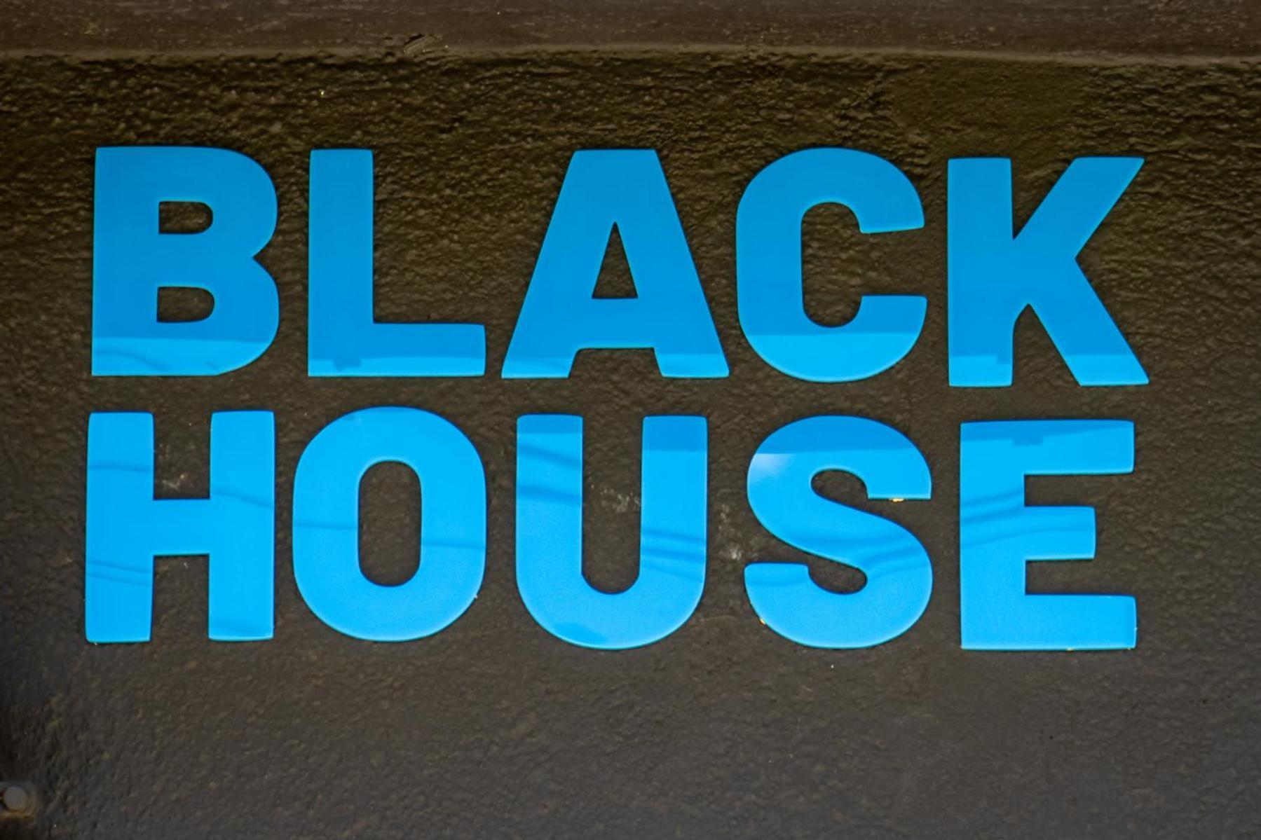 Black House Sorprendente Casa Estilo Industrial Olot Exteriör bild