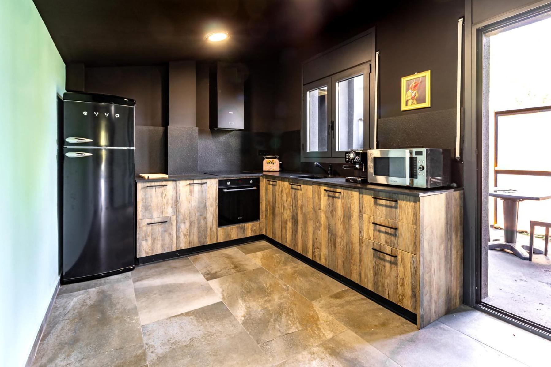 Black House Sorprendente Casa Estilo Industrial Olot Exteriör bild