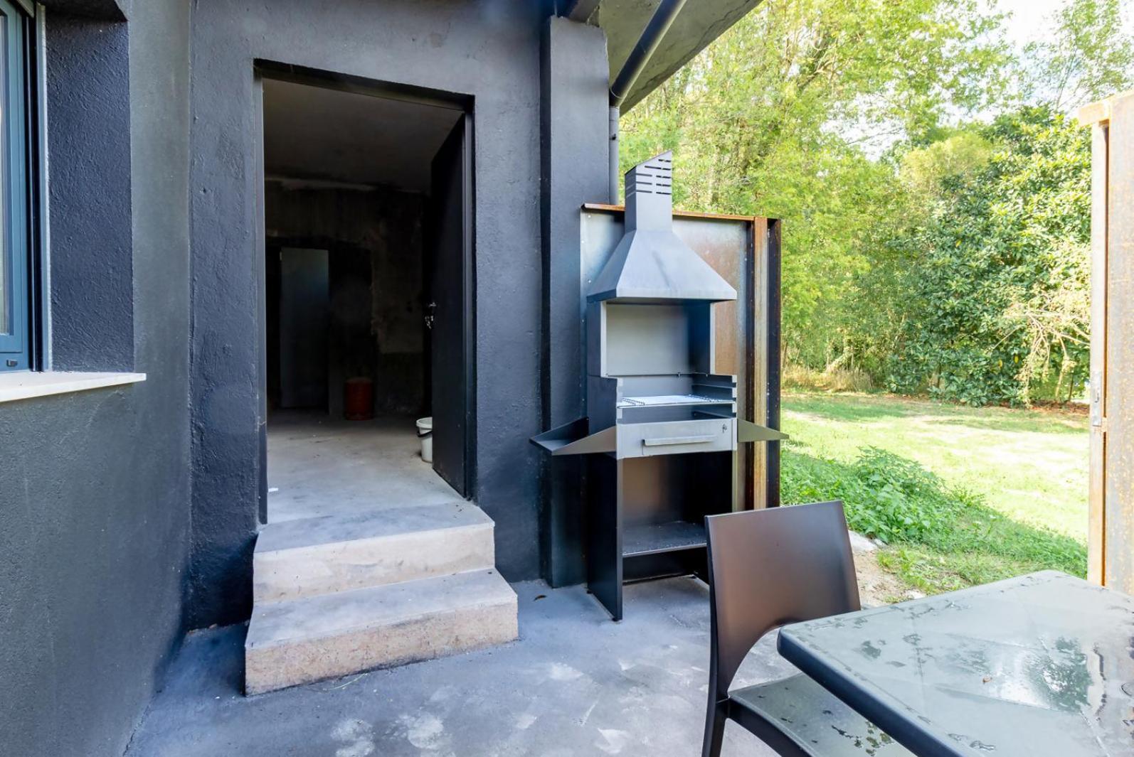 Black House Sorprendente Casa Estilo Industrial Olot Exteriör bild
