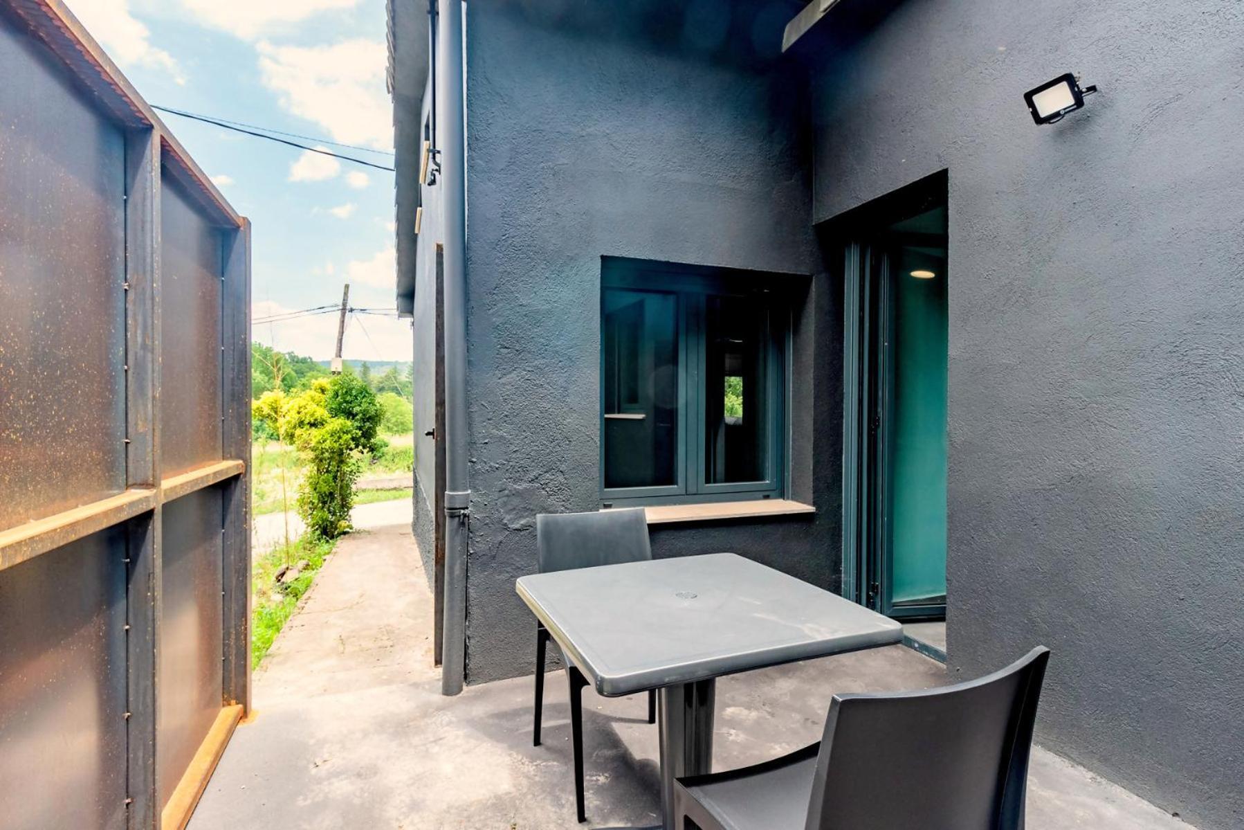 Black House Sorprendente Casa Estilo Industrial Olot Exteriör bild