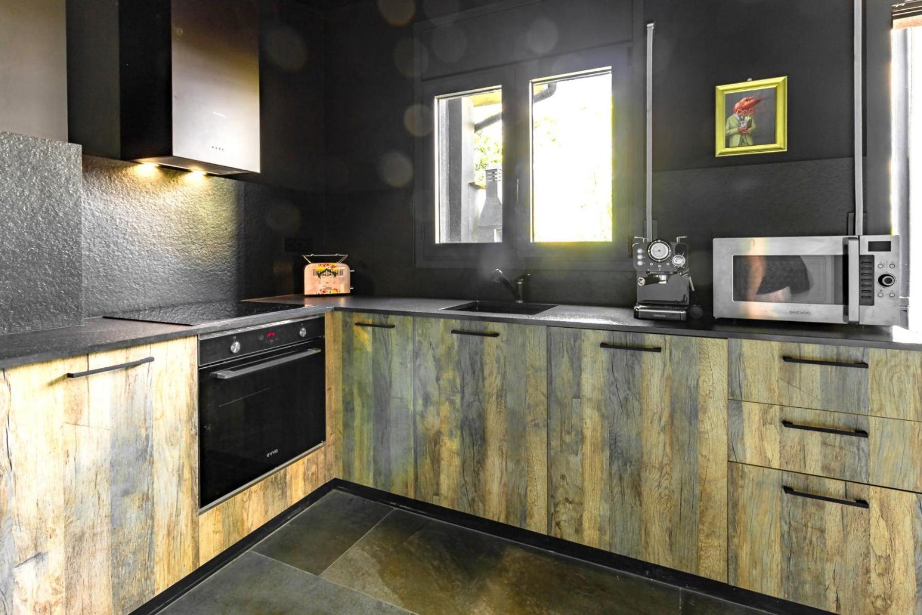 Black House Sorprendente Casa Estilo Industrial Olot Exteriör bild