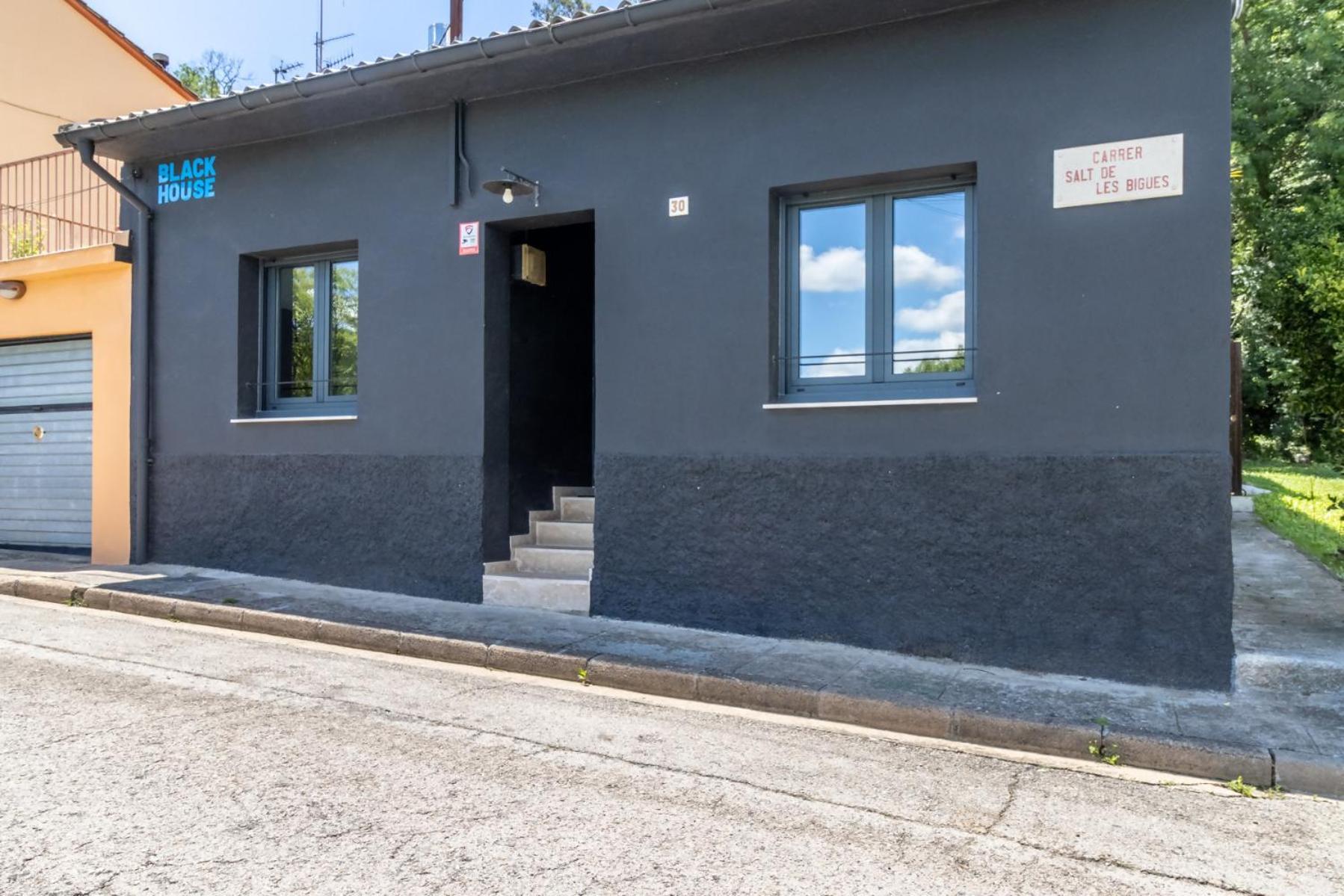 Black House Sorprendente Casa Estilo Industrial Olot Exteriör bild